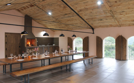 El amplio comedor está en una edificación anexa