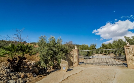 Villa cerrada, el acceso está pavimentado