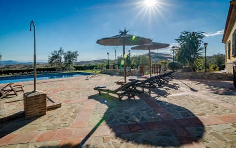 Amplia zona de piscina