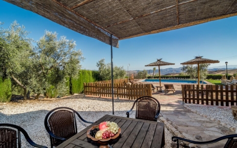 La casa tiene perímetro definido y grandes terrenos privados.