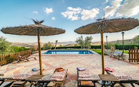 El área de la piscina tiene luces nocturnas.