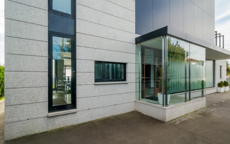 Entrada principal / recepción desde la zona de estacionamiento