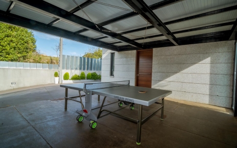 Mesa de ping-pong en la zona de aparcamiento
