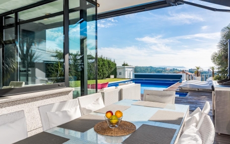 Comer con vistas al mar