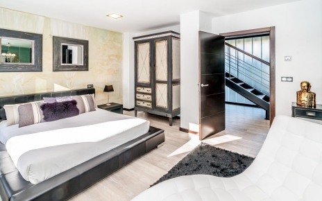 El dormitorio 1 se puede oscurecer con persianas automáticas