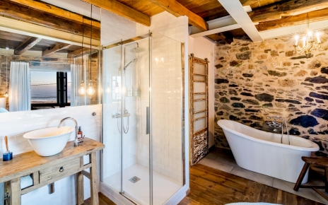 Except the WC the en suite facilities are open plan