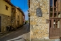 La casa está al final de una calle tranquila en un bonito pueblo