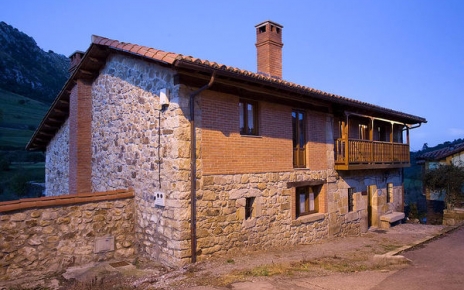 Small non-touristic hamlet in rural location