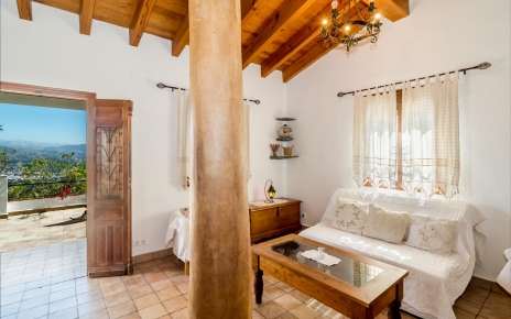 Puerta principal a terrazas y porche