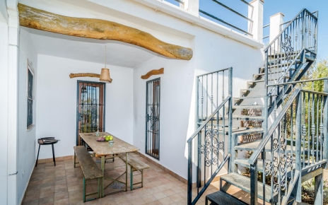 Porche y escalones a la azotea