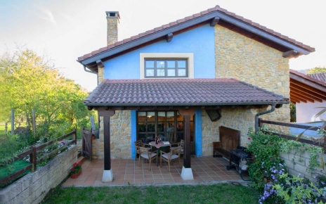 Jardín con casa unifamiliar