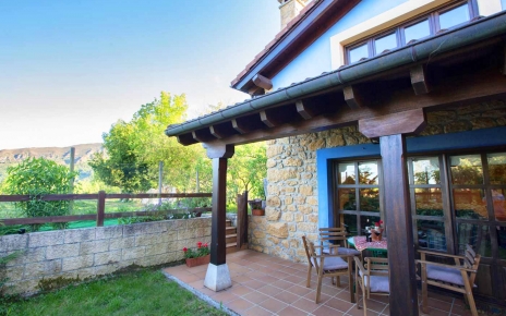 Jardín con porche amueblado