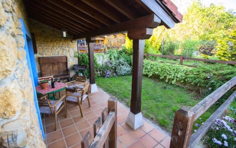 La propiedad tiene una puerta a grandes terrenos privados