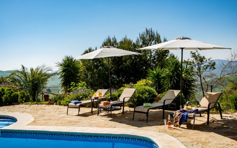 There is now also astroturf around the pool area