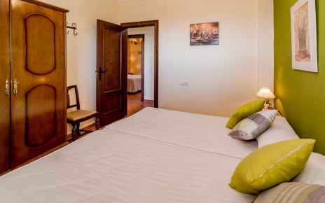 Twin beds can be pushed together