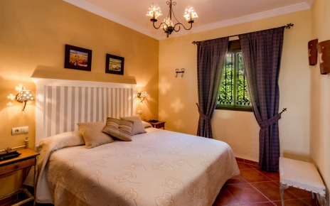 King size bed 1.80 metre wide