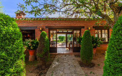 Relax area with covered barbecue area, terrace, pool