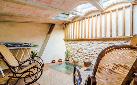 Mezzaninne: small lounge by attic bedroom