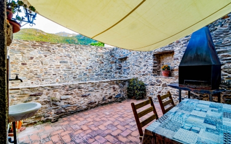 Shade canopy by outdoor meal´s table