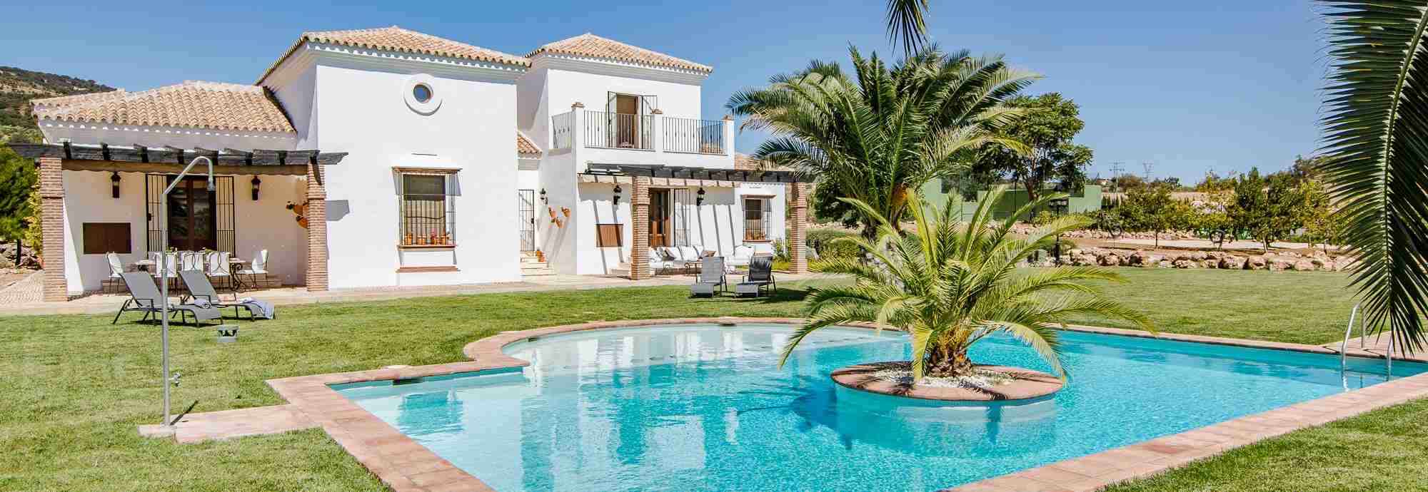 Villa familiar de lujo con jardines, zonas de césped y gran piscina