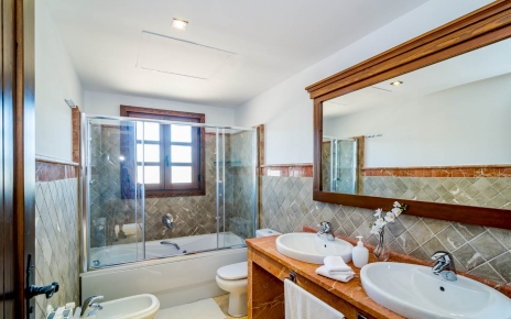 1st floor en suite bathroom