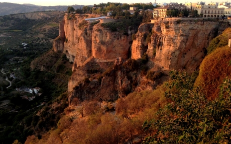 Popular and stunning Ronda town is 10 minutes away