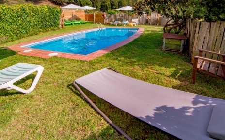 Piscina con tumbonas