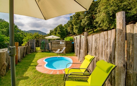 La piscina para niños cercada está a 10 metros de la piscina principal
