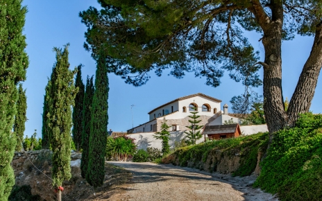 Esta es una casa-eco que funciona con paneles solares