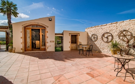 Puerta al comedor junto a la cocina exterior 