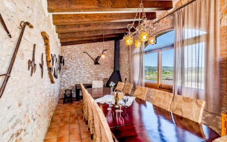 Comedor junto a patio y piscina