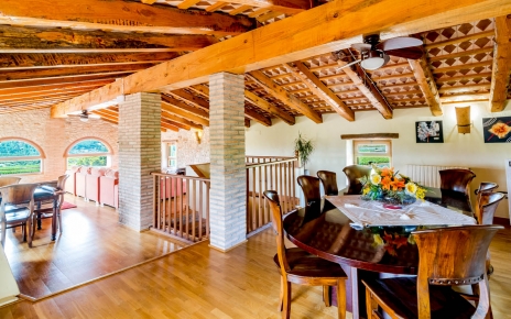 La habitación del ático tiene mesas adicionales con sillas 