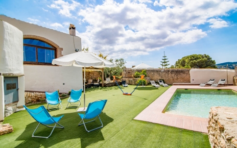 Desde el patio se accede a la piscina (la cual se puede cerrar)