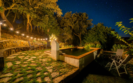 Zona de la piscina de noche
