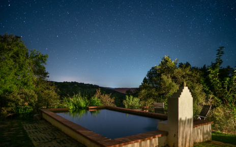 Tu piscina natural por la noche
