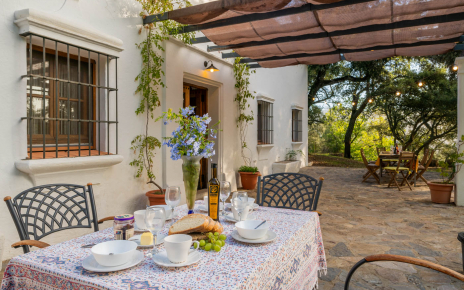 Mesa de desayuno en terraza sur