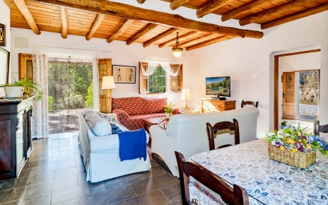 Sala de estar / comedor con puertas a la terraza y jardines