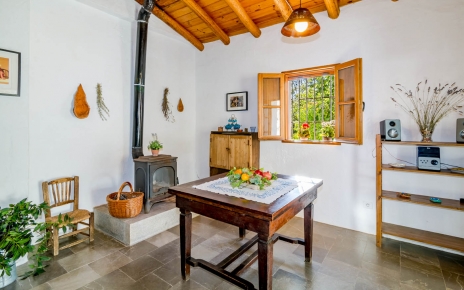 Amplia cocina con estufa de leña