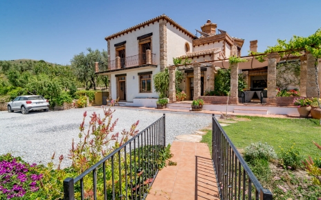 Caminar por los jardines es una actividad favorita en esta casa rural