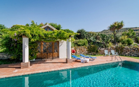 Zona de piscina rodeado de hermosos jardines