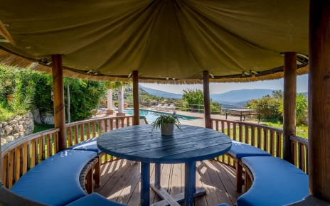 Los niños adoran este lugar encantador junto a la piscina para reunirse