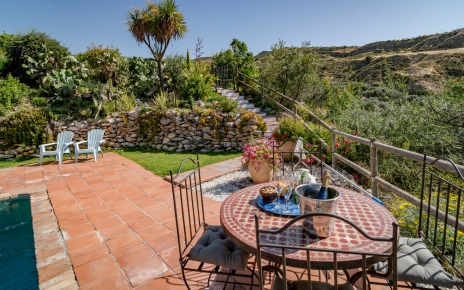 Zonas amuebladas junto a la piscina