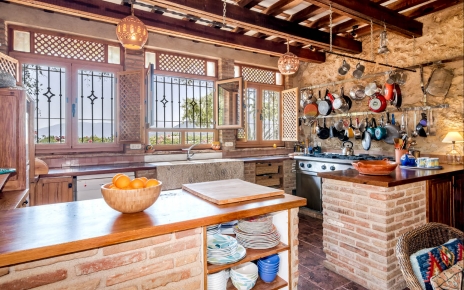 Cocina rústica funcional.