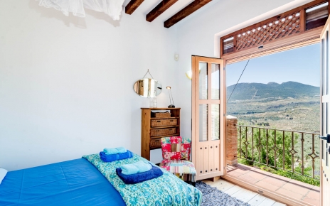 1er piso dormitorio con balcón