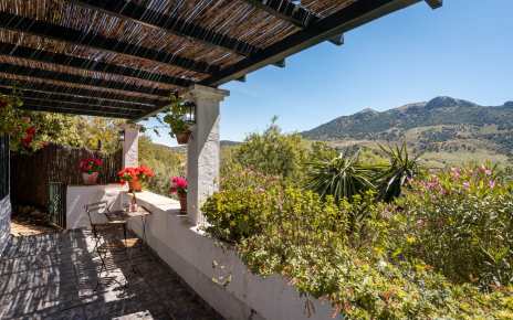 Terraza con sombra en la entrada a la casa