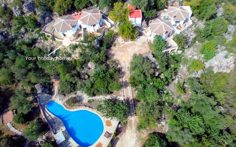 There are 4 casita estudio sharing a huge pool