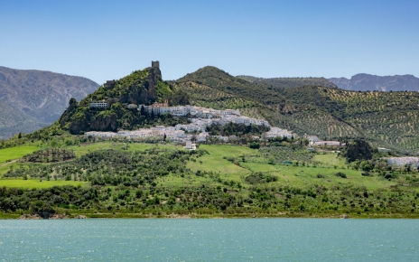 Zahara lake is 15 minutes away