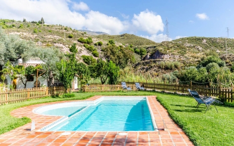 La zona de la piscina tiene valla