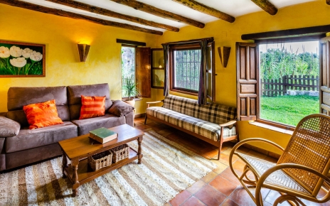 Sala de estar con grandes ventanas con vistas al jardín privado