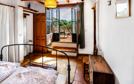 El dormitorio principal tiene baño privado y terraza